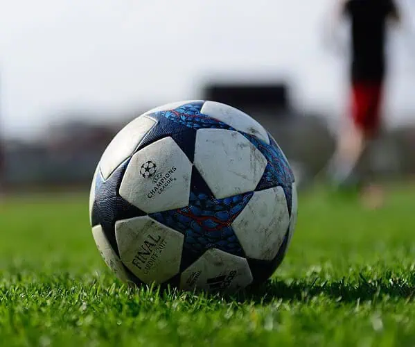 Jak zmienia się rola pomocników w różnych fazach gry?