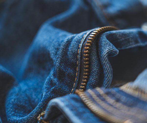 Sukienki dżinsowe dla puszystych – wygoda, fasony i stylizacje plus size