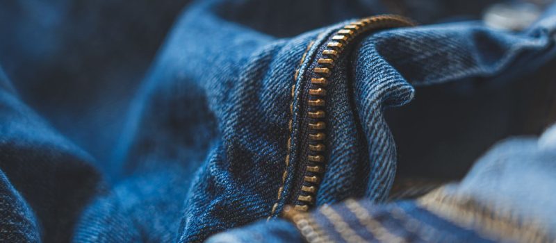 Sukienki dżinsowe dla puszystych – wygoda, fasony i stylizacje plus size