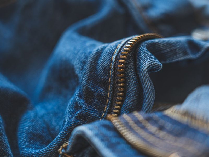Sukienki dżinsowe dla puszystych – wygoda, fasony i stylizacje plus size