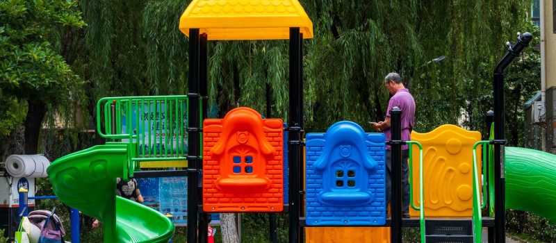 Bezpieczny plac zabaw na osiedlu i przy szkole: wymogi, o których łatwo zapomnieć