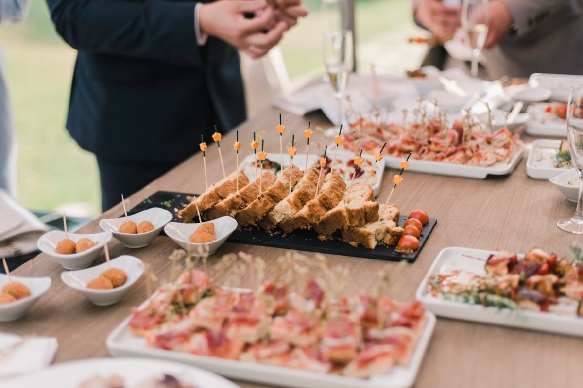 Jak wybrać catering na wesele, aby zachwycić gości?