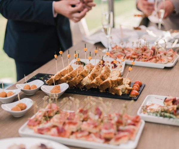 Jak wybrać catering na wesele, aby zachwycić gości?