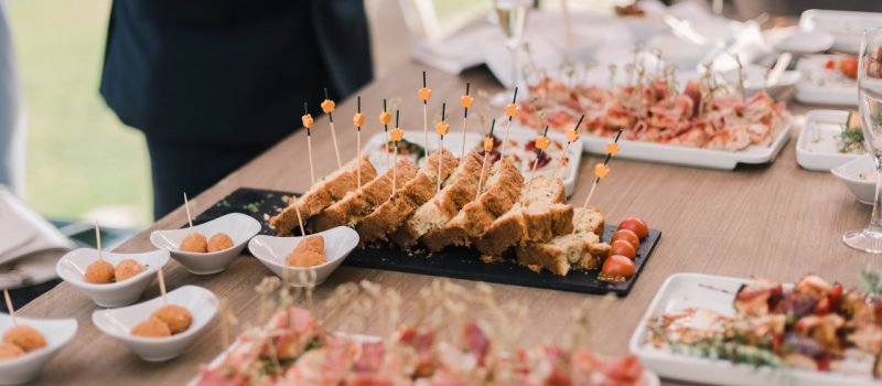Jak wybrać catering na wesele, aby zachwycić gości?