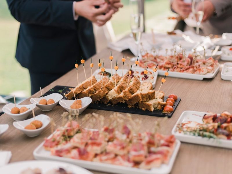 Jak wybrać catering na wesele, aby zachwycić gości?