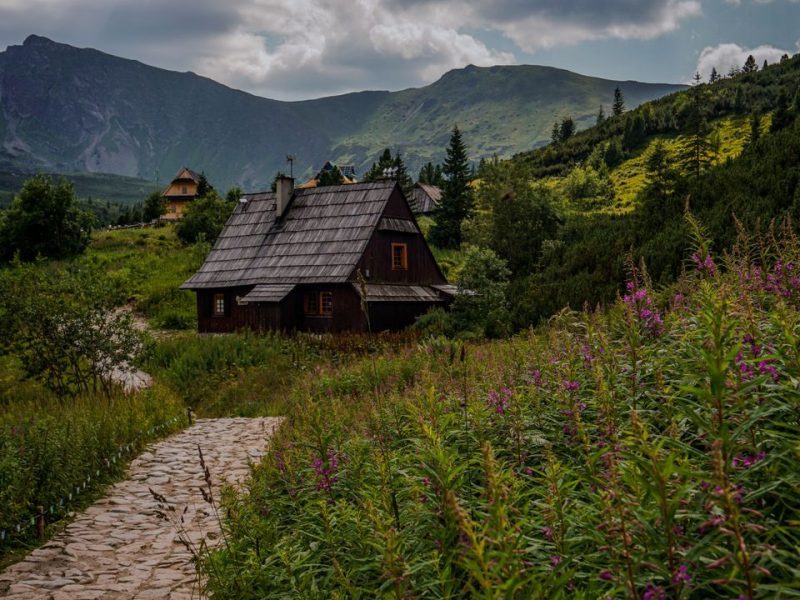 Pokoje w Górach Stołowych – jak wybrać wygodny nocleg na wyjazd?