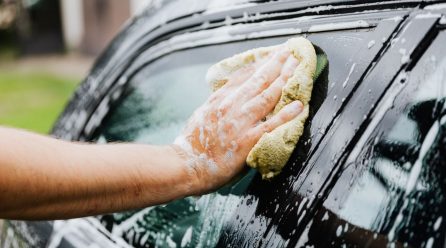 Dlaczego auto po myciu jest w smugach? Najczęstszy błąd popełniany na ostatnim etapie