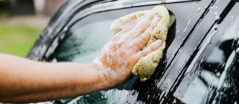 Dlaczego auto po myciu jest w smugach? Najczęstszy błąd popełniany na ostatnim etapie