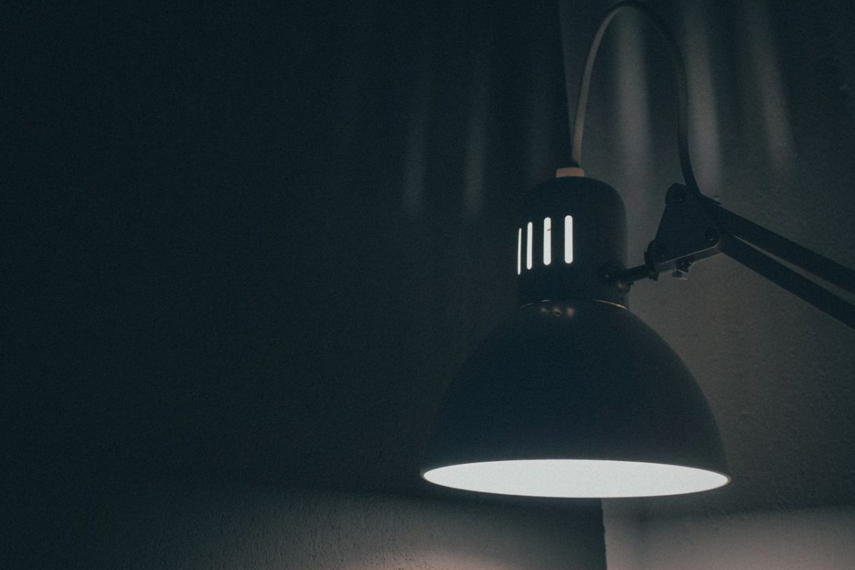 Czarna lampa w jasnym salonie: mocny akcent, który porządkuje przestrzeń