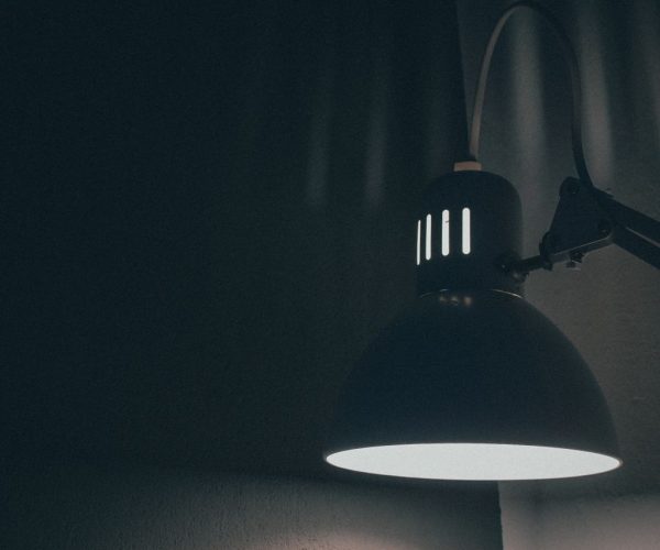 Czarna lampa w jasnym salonie: mocny akcent, który porządkuje przestrzeń