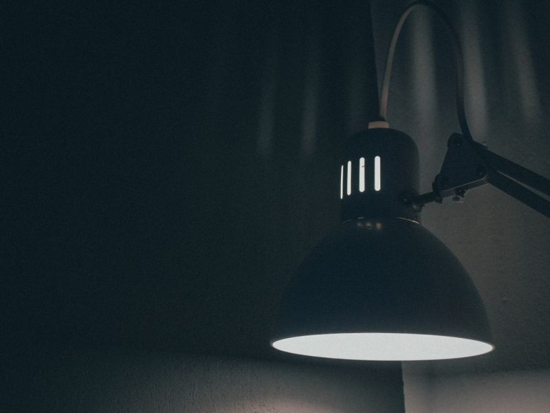Czarna lampa w jasnym salonie: mocny akcent, który porządkuje przestrzeń