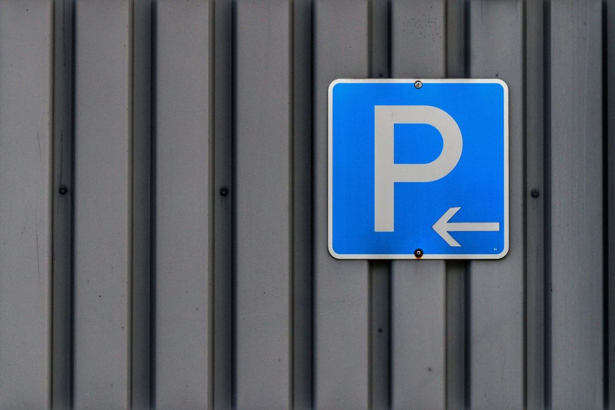 Oznakowanie parkingu i drogi wewnętrznej: nakazy, które porządkują ruch