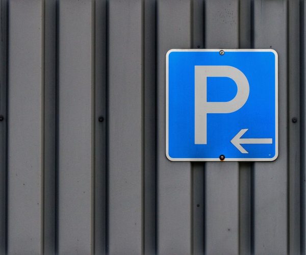 Oznakowanie parkingu i drogi wewnętrznej: nakazy, które porządkują ruch