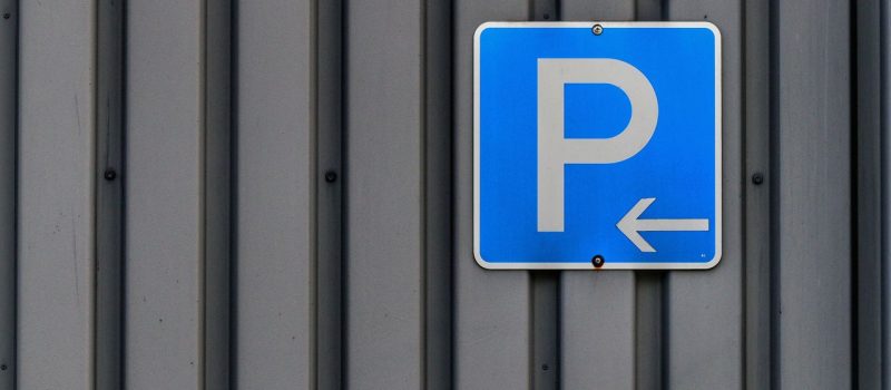 Oznakowanie parkingu i drogi wewnętrznej: nakazy, które porządkują ruch