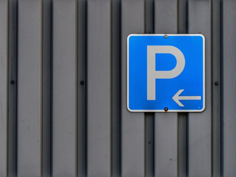 Oznakowanie parkingu i drogi wewnętrznej: nakazy, które porządkują ruch