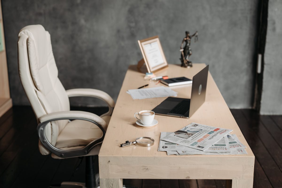 Jak odpowiednio dobrane i ergonomiczne meble biurowe wpływają na wydajność i zdrowie pracowników?