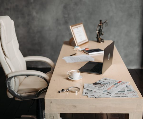 Jak odpowiednio dobrane i ergonomiczne meble biurowe wpływają na wydajność i zdrowie pracowników?