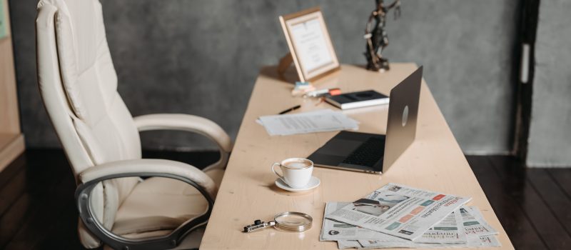 Jak odpowiednio dobrane i ergonomiczne meble biurowe wpływają na wydajność i zdrowie pracowników?