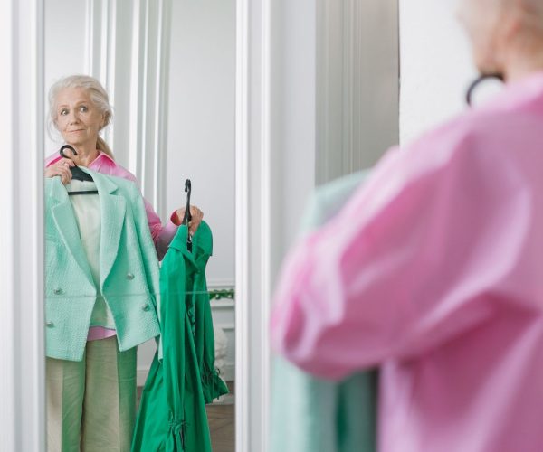 Strój dla mamy pary młodej: jak wyglądać elegancko i nie konkurować z panną młodą