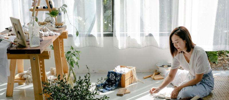 Dodatki handmade we wnętrzach – dlaczego warto stawiać na rękodzieło i unikalne projekty?