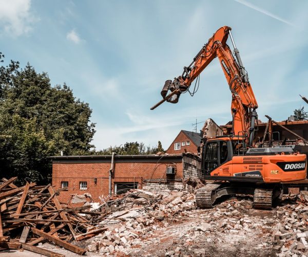 Maszyny budowlane na sprzedaż – nowe czy używane? Przewodnik dla kupujących